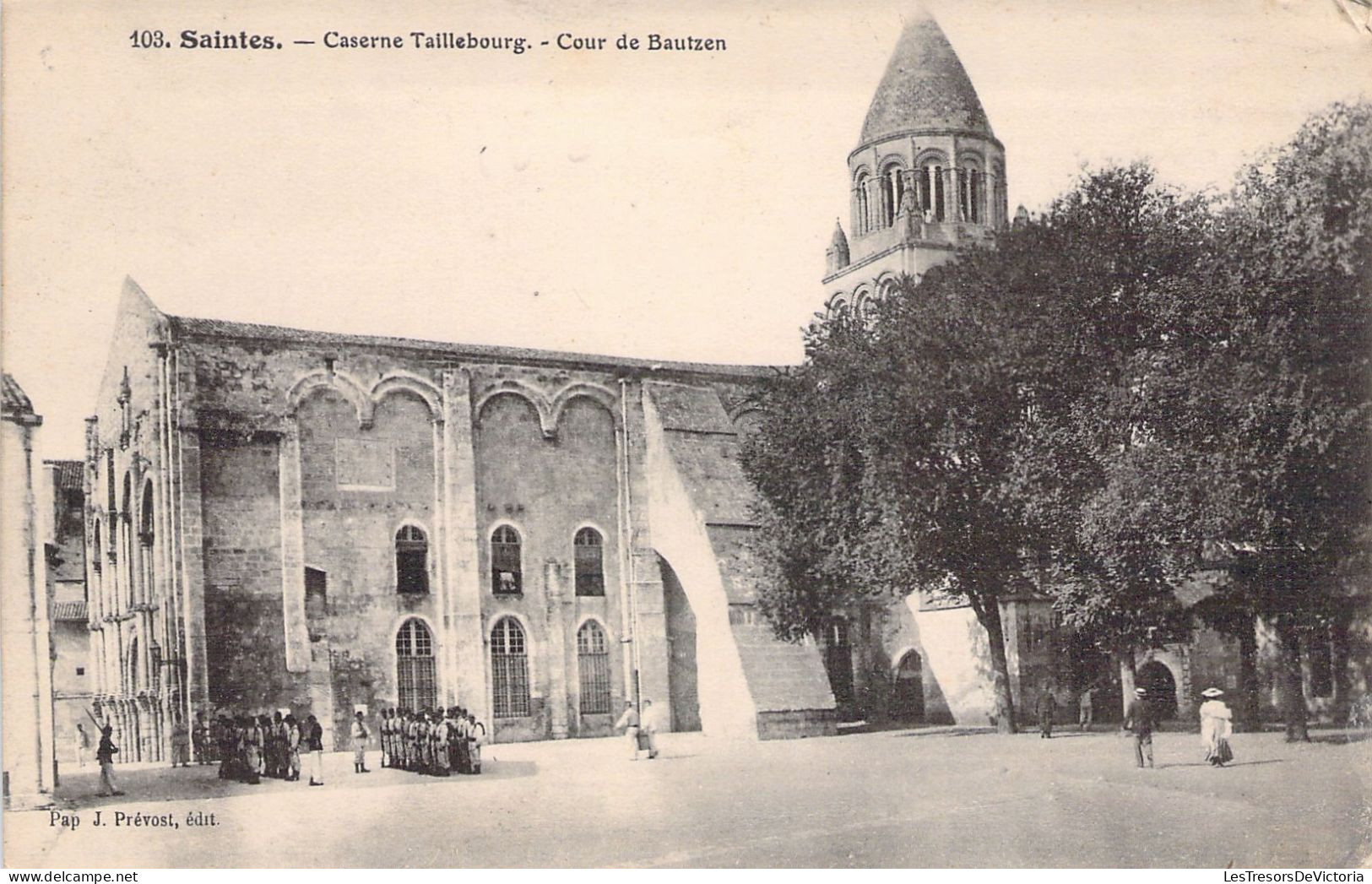 MILITARIA - SAINTES - Caserne Taillebourg - Cour De Bautzen - Carte Postale Ancienne - Casernes