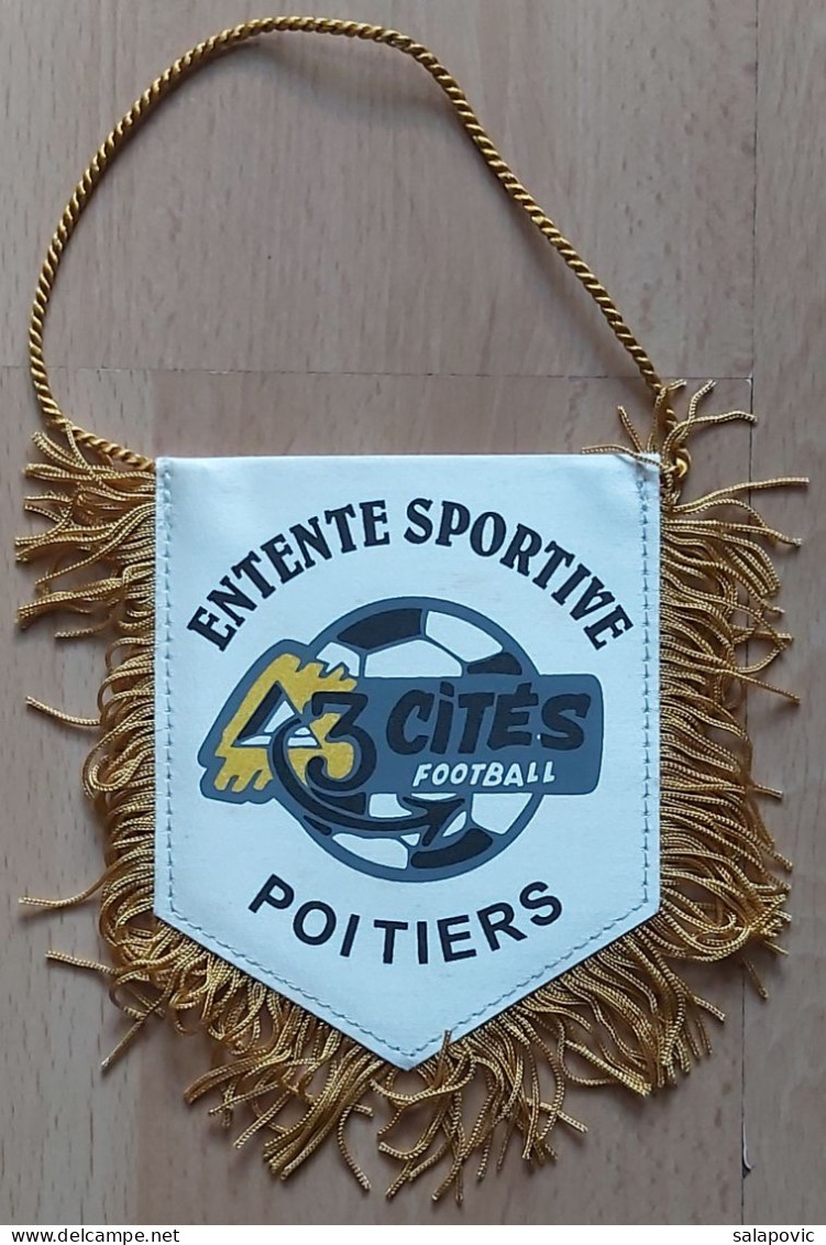 L'Entente Sportive Des Trois Cités Football Club, Poitiers France Soccer Fussball Calcio PENNANT, SPORTS FLAG ZS 4/18 - Habillement, Souvenirs & Autres