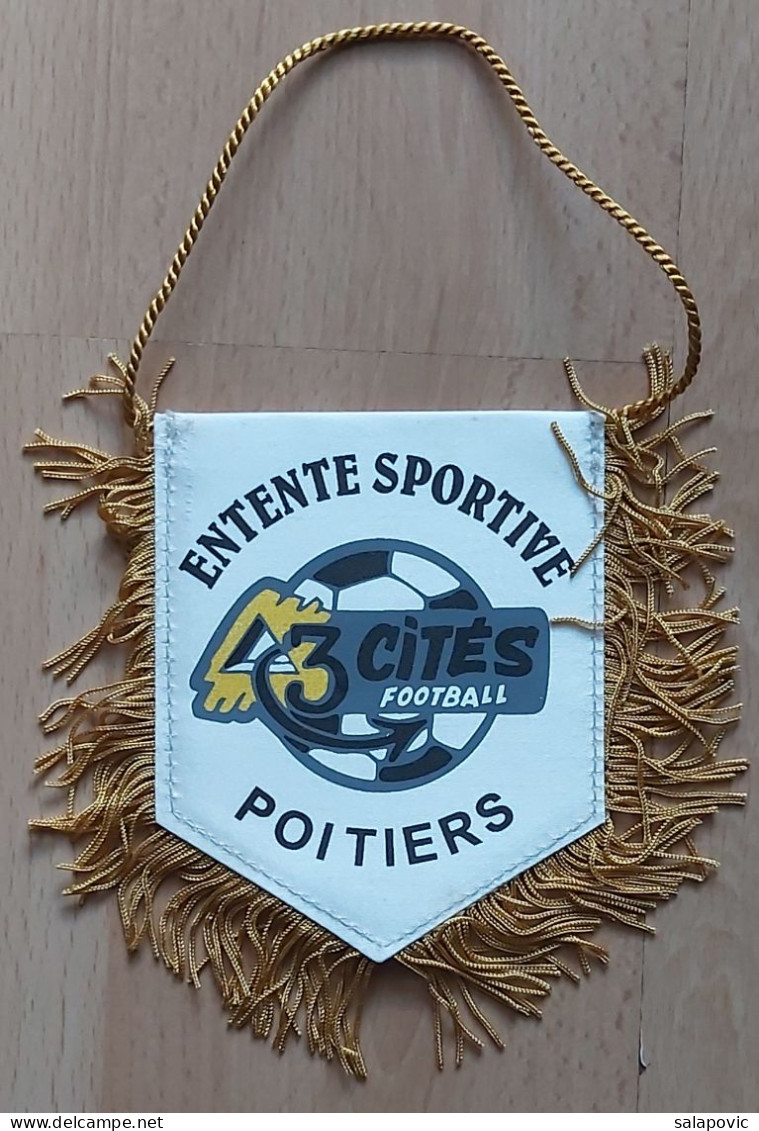 L'Entente Sportive Des Trois Cités Football Club, Poitiers France Soccer Fussball Calcio PENNANT, SPORTS FLAG ZS 4/18 - Habillement, Souvenirs & Autres