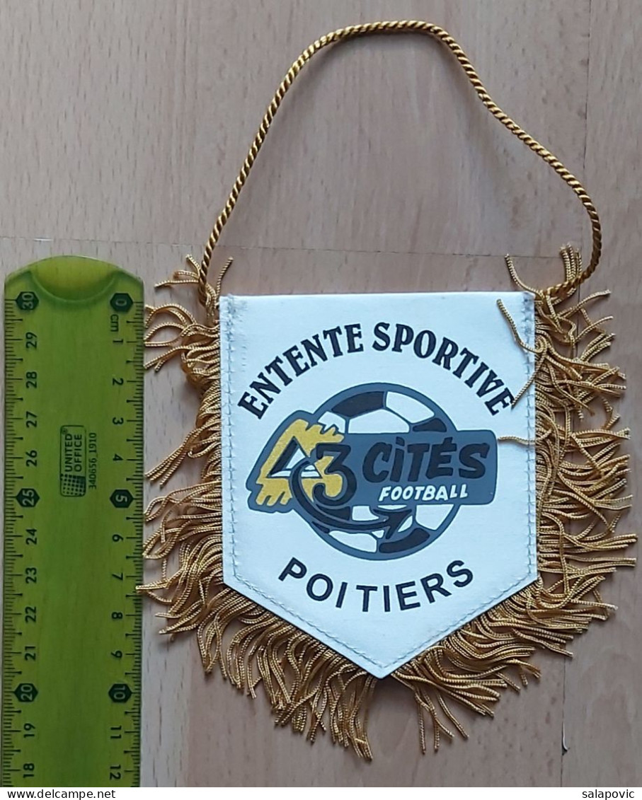 L'Entente Sportive Des Trois Cités Football Club, Poitiers France Soccer Fussball Calcio PENNANT, SPORTS FLAG ZS 4/18 - Habillement, Souvenirs & Autres