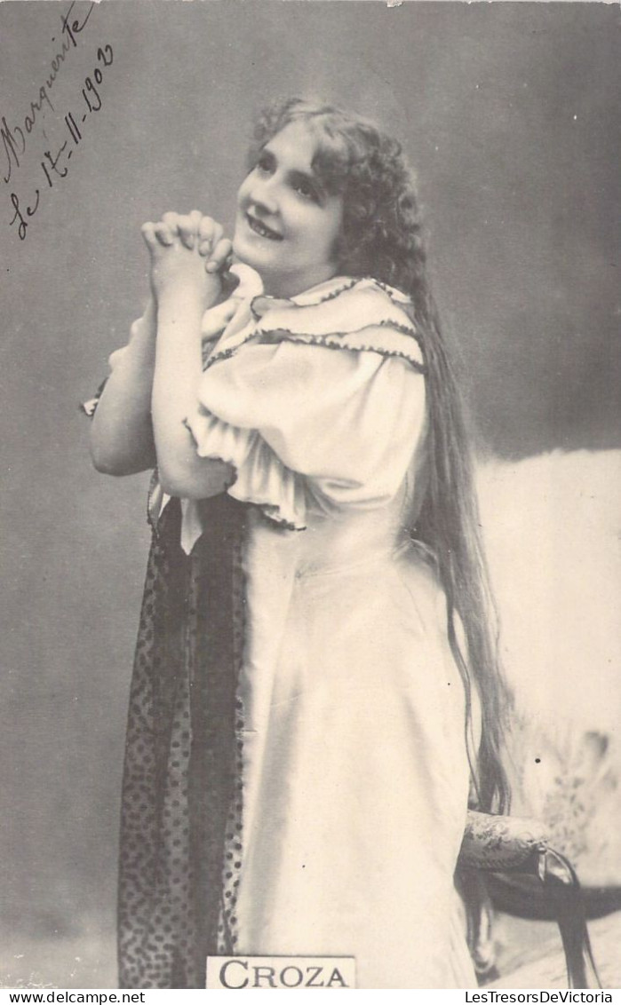 Jeune Femme Aux Cheveux Longs Sur Un Prie Dieu - Carte Postale Ancienne - Portraits