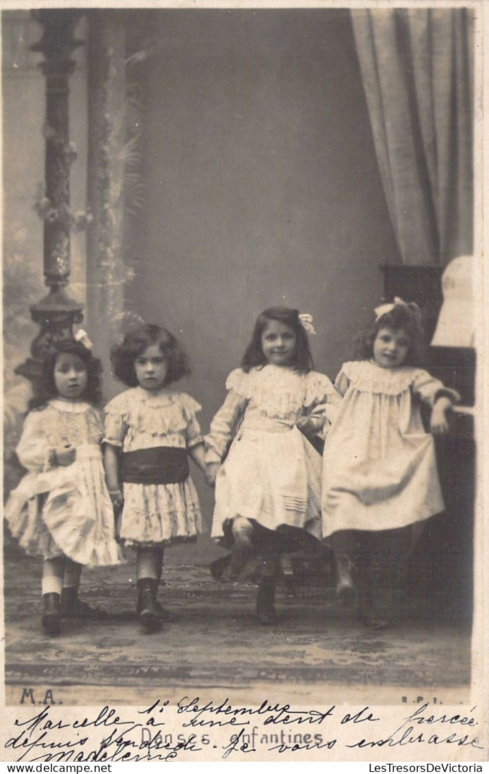 ENFANTS - Danses Enfantines - Petites Filles Dansent Auprès D'un Piano - Carte Postale Ancienne - Groepen Kinderen En Familie