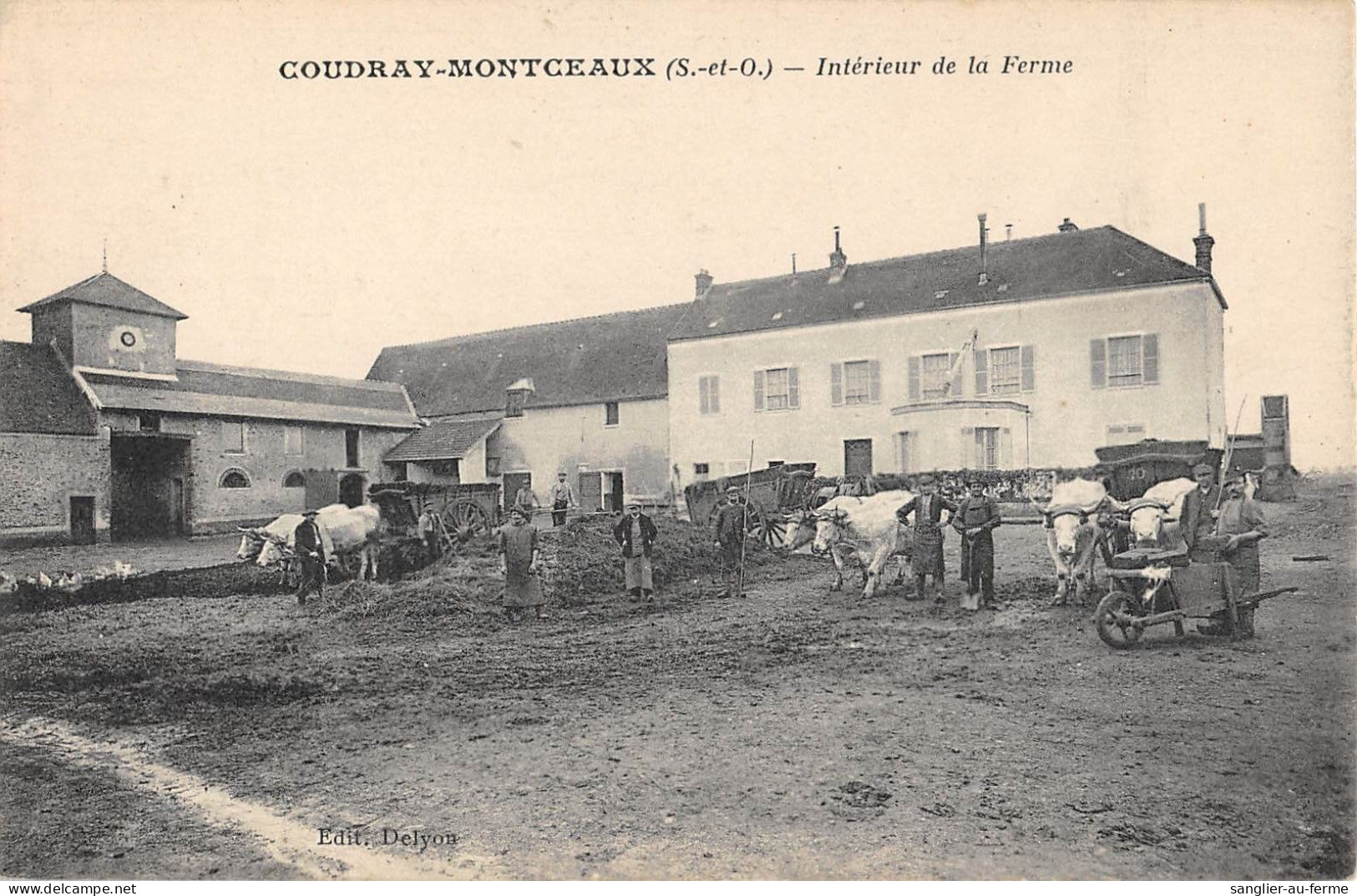 CPA 91 COUDRAY MONTCEAUX / INTERIEUR DE LA FERME / VACHES - Autres & Non Classés