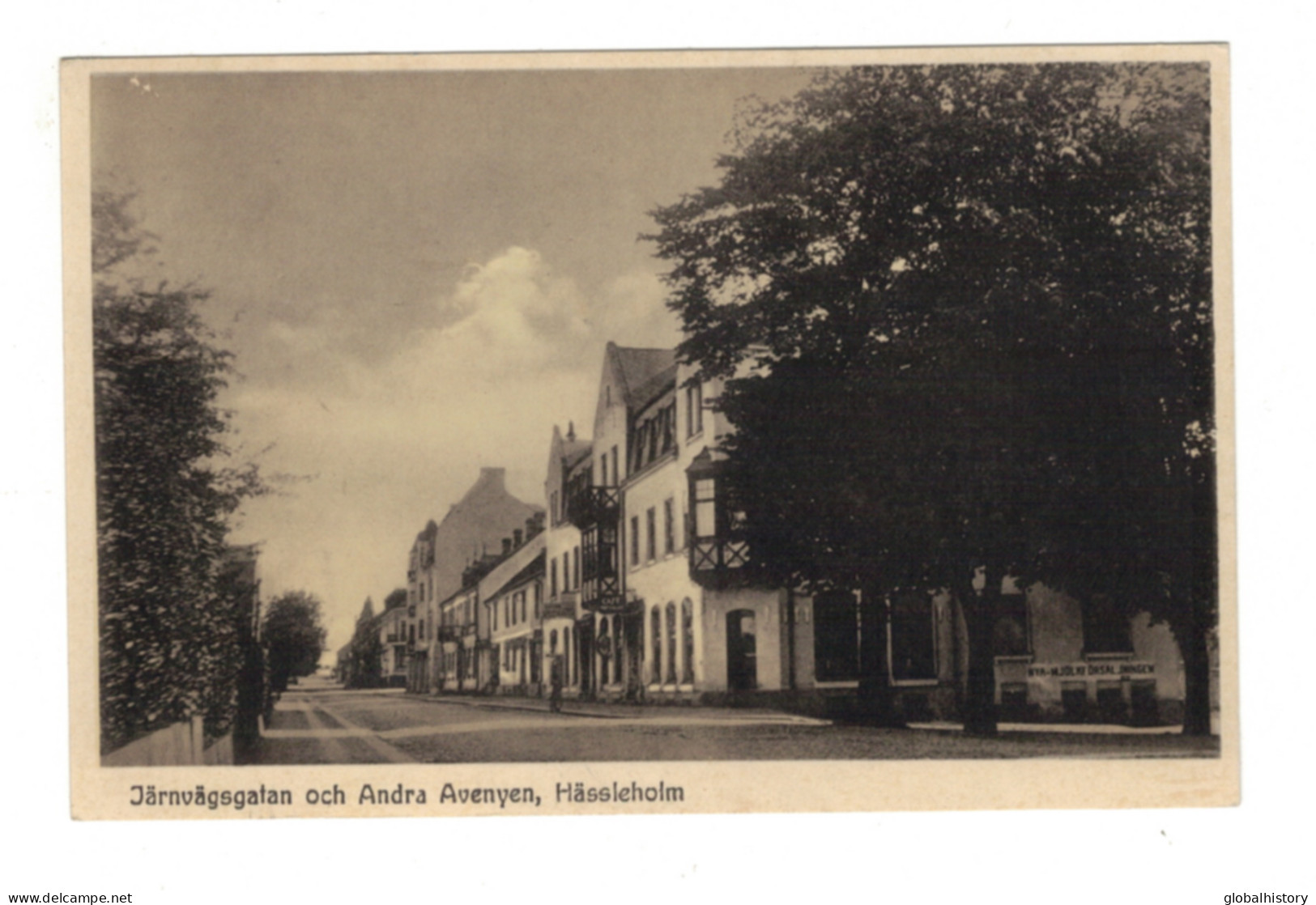 DH1362 - JÄRNVÄGSGATAN OCH ANDRA AVENYEN - HÄSSLEHOLM - RAILROAD STREET AND SECOND AVENUE - Suède