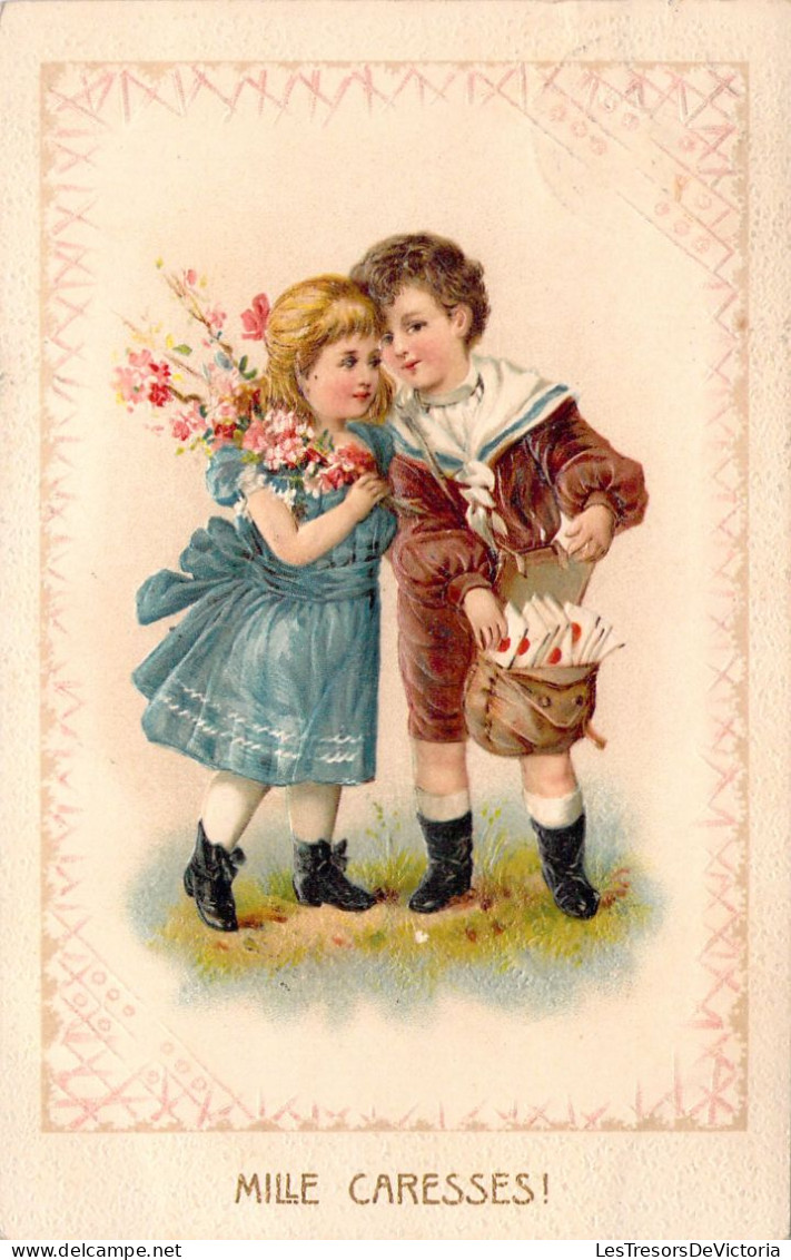 ENFANTS Se Câlinent - Robe Verte - Sac D'enveloppes - Mille Caresses - Carte Postale Ancienne - Gruppi Di Bambini & Famiglie