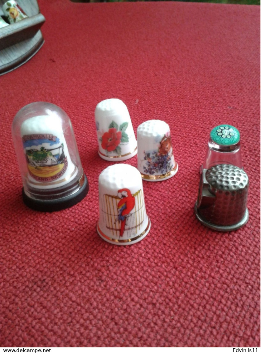 Set: 20 thimbles and a wooden case