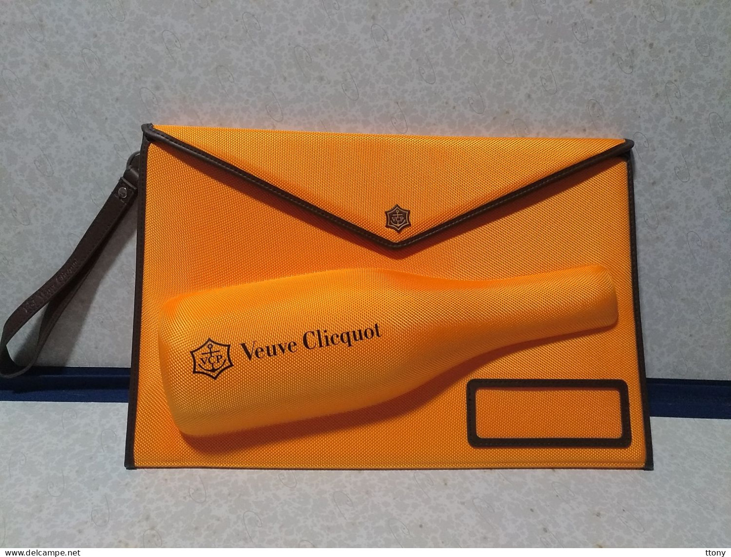 Une Pochette Isotherme Champagne Veuve Clicquot  :édition Limitée Rare!!  2014  - 2015  (plusieurs Objets En Ligne ) - Clicquot (Veuve)