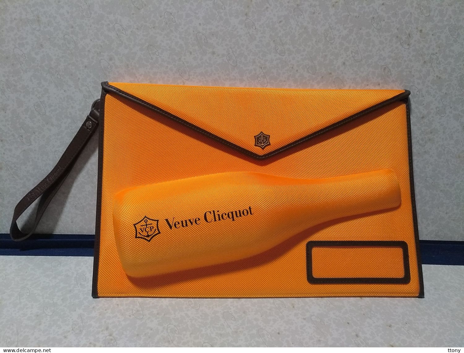 Une Pochette Isotherme Champagne Veuve Clicquot  :édition Limitée Rare!!  2014  - 2015  (plusieurs Objets En Ligne ) - Clicquot (Veuve)