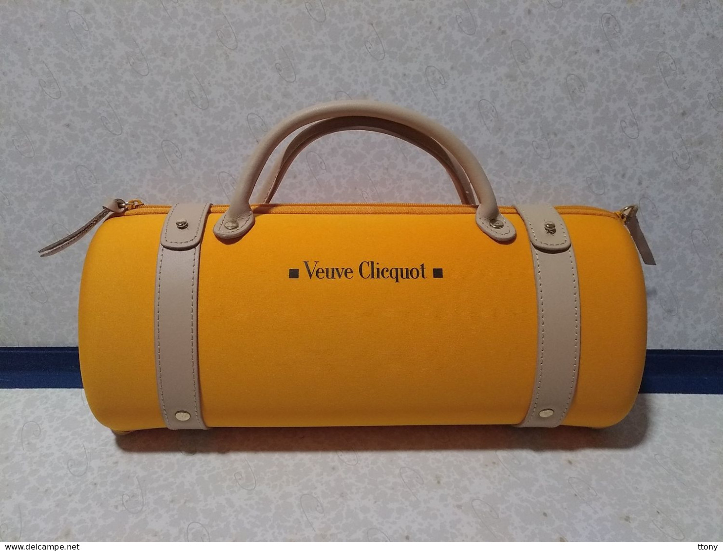 Belle Sacoche : Champagne Veuve Clicquot Avec Intérieur Tissus 2 Pochettes Fermeture éclair (plusieurs Objets En Ligne ) - Clicquot (Veuve)