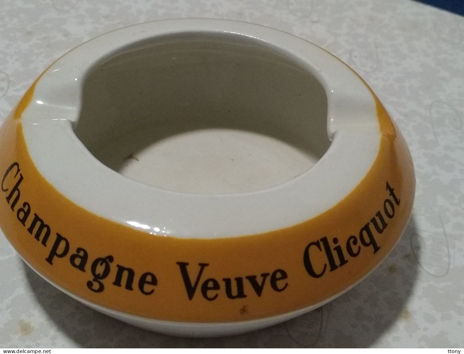 lot de 6 objets publicitaires neufs et occasion Champagne Veuve Clicquot  2 cendriers  1  boite  et  3  vides  poches