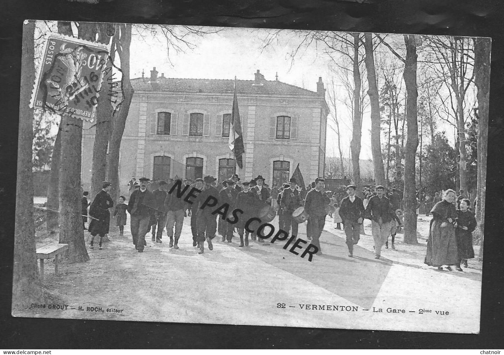 La Gare  / Drapeau/ Tambour/ - Vermenton