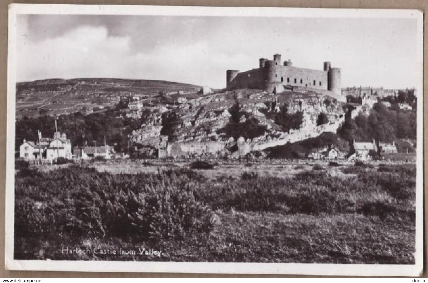 CPA PAYS DE GALLES - HARLECH CASTLE From Valley - TB PLAN Château + Maison Habitation En Bas - Merionethshire