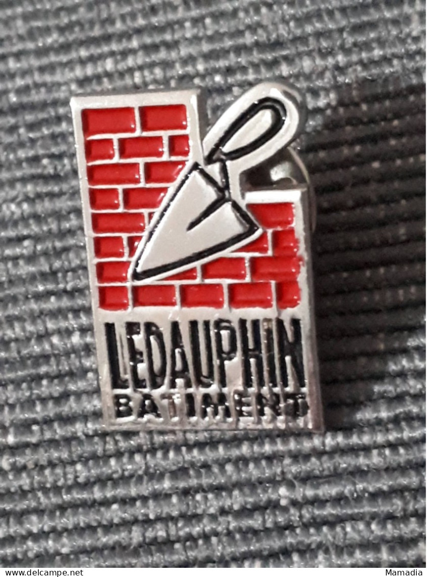 PIN'S PINS BADGE LEDAUPHIN BATIMENT NORMANDIE CONSTRUCTION MACONNERIE - Other & Unclassified