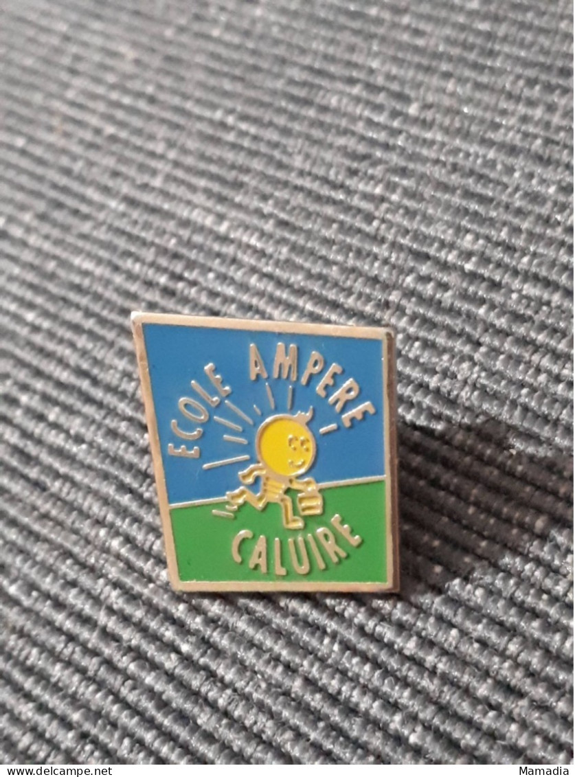 PIN'S PINS BADGE CALUIRE ECOLE AMPERE - Cities