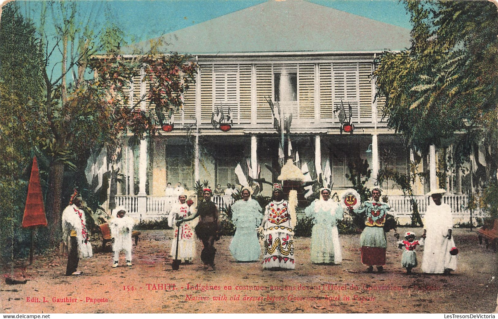 Tahiti - Indigènes En Costumes Anciens Devant L'hôtel Du Gouverneur à Papeete - Colorisé - Carte Postale Ancienne - Tahiti