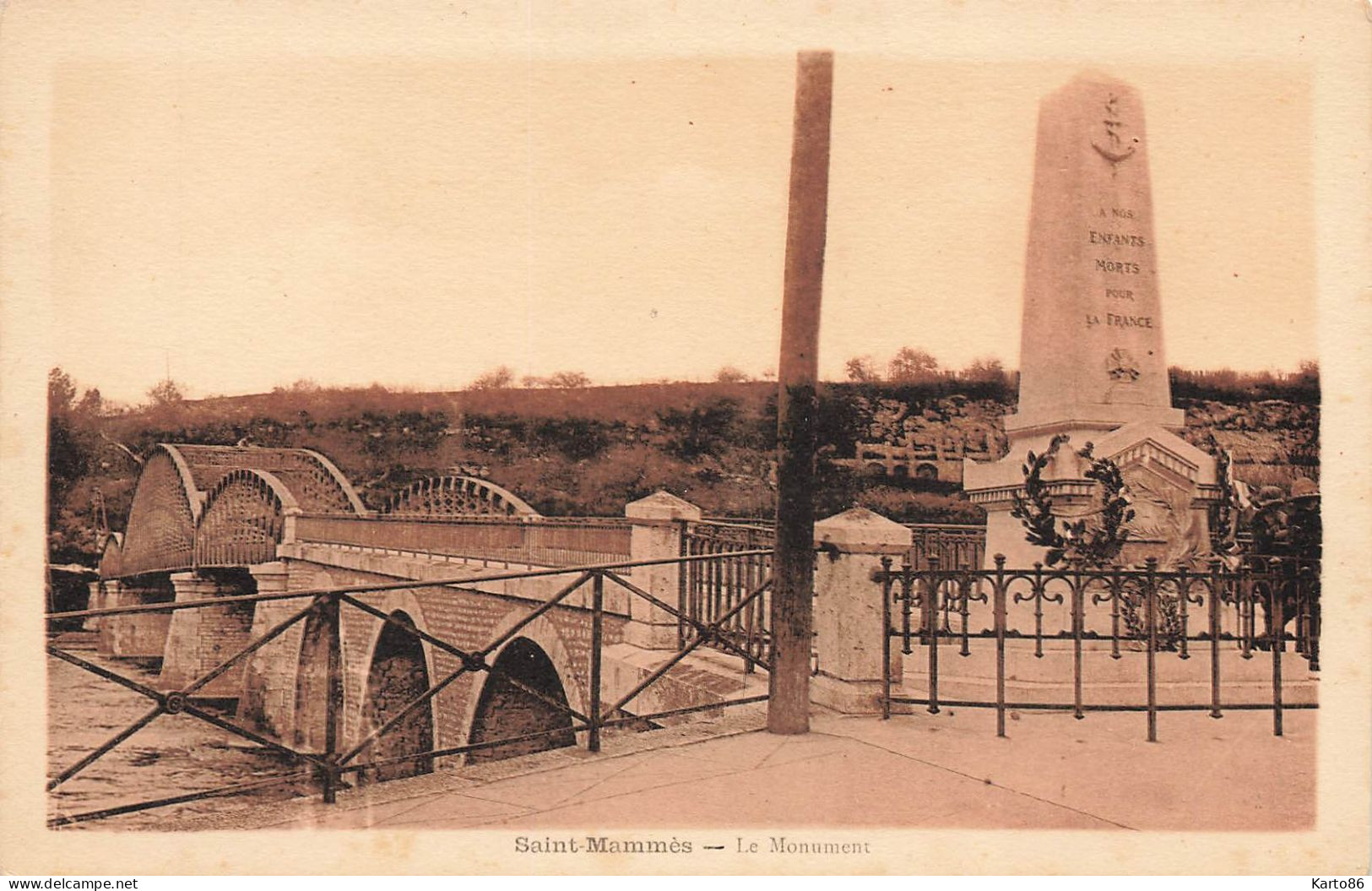 St Mammès * Le Pont Et Le Monument Aux Morts - Saint Mammes