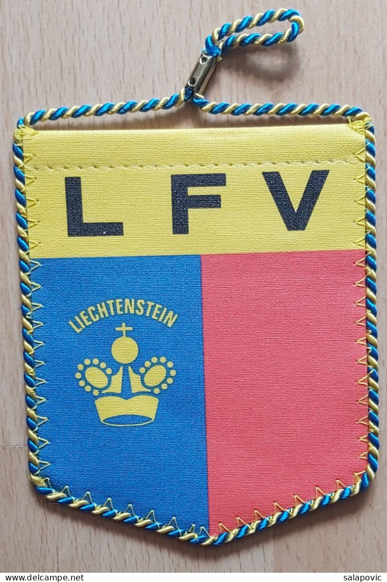 Liechtenstein Football Association (LFV) Liechtensteiner Fussballverband Football Calcio PENNANT, SPORTS FLAG ZS 3/8 - Bekleidung, Souvenirs Und Sonstige