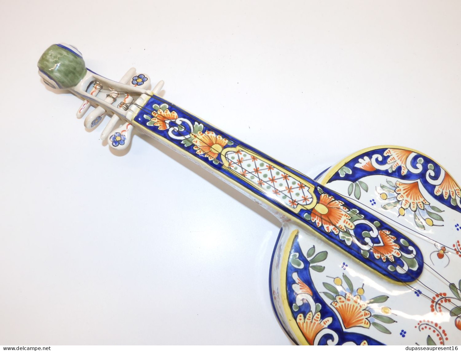 -GEO MARTEL GRAND VIOLON EN FAIENCE POLYCHROME DECOR ROUENNAIS XXe - Desvres (FRA)