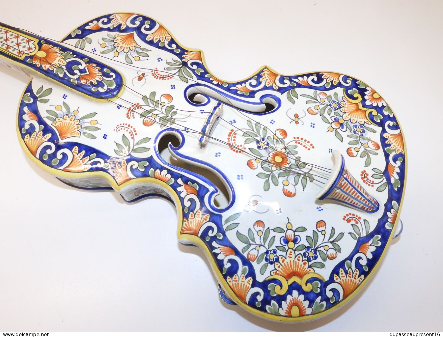 -GEO MARTEL GRAND VIOLON EN FAIENCE POLYCHROME DECOR ROUENNAIS XXe - Desvres (FRA)