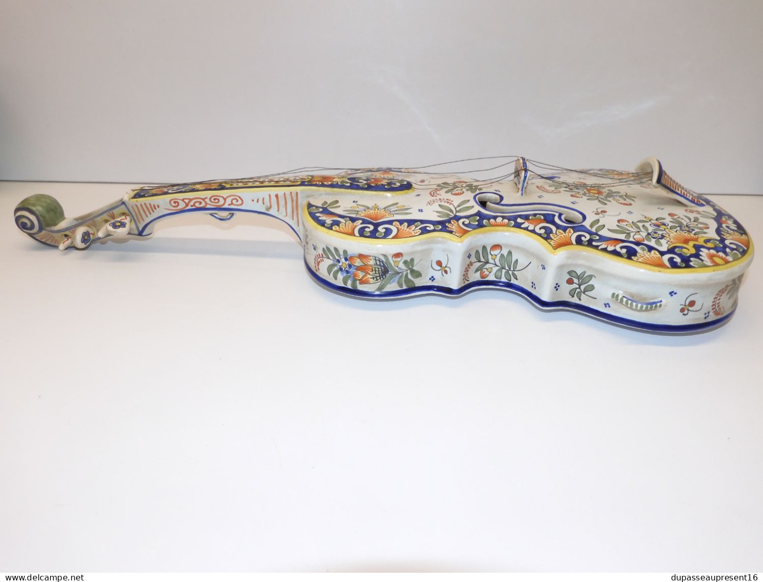 -GEO MARTEL GRAND VIOLON EN FAIENCE POLYCHROME DECOR ROUENNAIS XXe