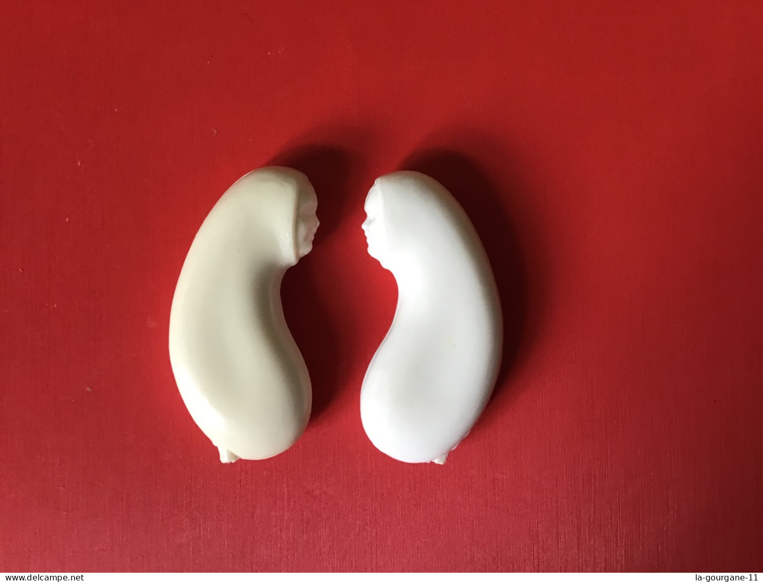 Rare Grosse Fève  Plastique BÉBÉ HARICOT Version Crème 4 Cm La Deuxième N’est Que Pour Comparer Hors Vente - Frühe Figuren