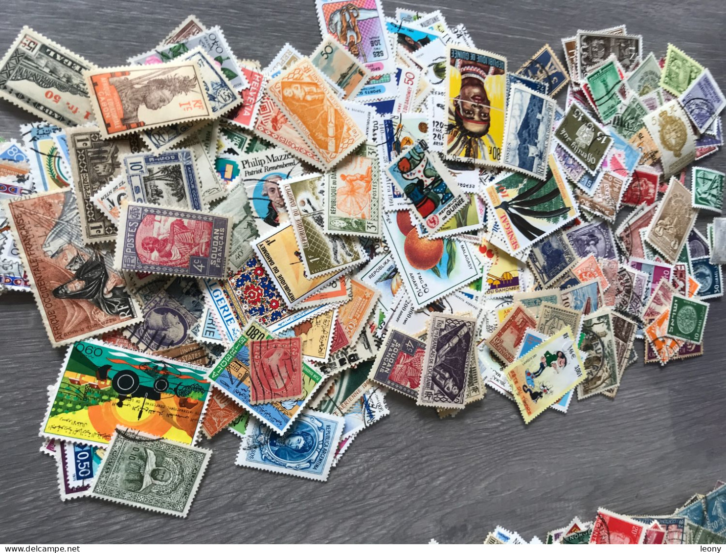 LOT  de  1000   TIMBRES de   DIVERS PAYS   ... sur les PLAQUETTES les TIMBRES sont NEUFS**