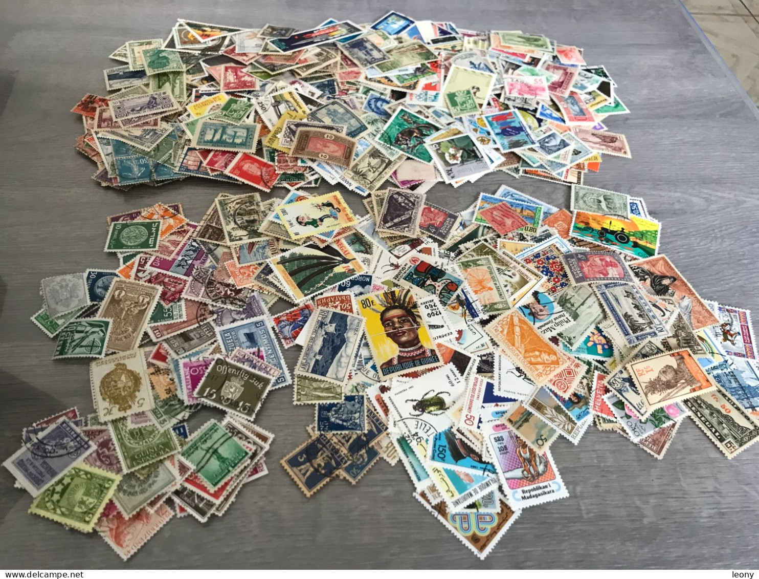 LOT  de  1000   TIMBRES de   DIVERS PAYS   ... sur les PLAQUETTES les TIMBRES sont NEUFS**