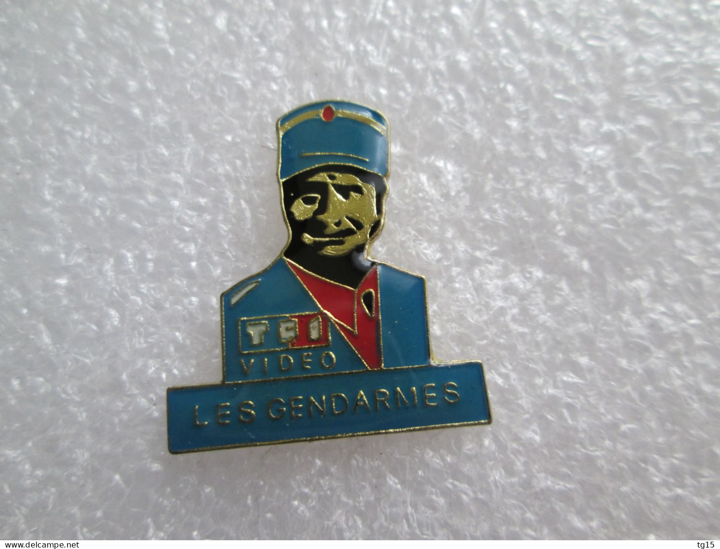 PIN'S   TF1  LOUIS DE FUNÈS  LES GENDARMES   CINÉMA - Personnes Célèbres