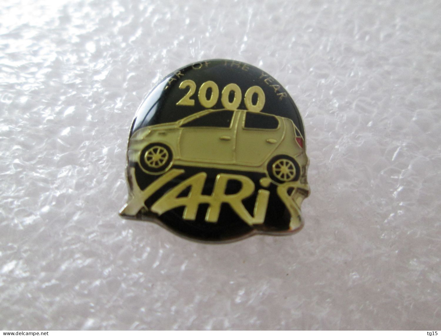 PIN'S    TOYOTA   YARIS    CAR OF THE YEAR  2000 - Toyota