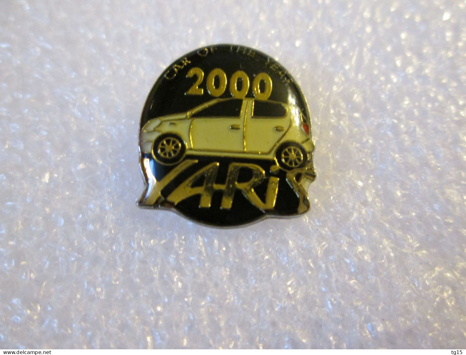 PIN'S    TOYOTA   YARIS    CAR OF THE YEAR  2000 - Toyota