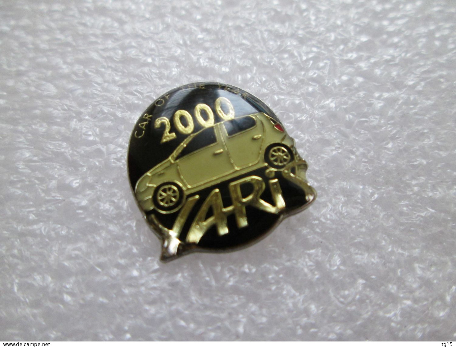 PIN'S    TOYOTA   YARIS    CAR OF THE YEAR  2000 - Toyota