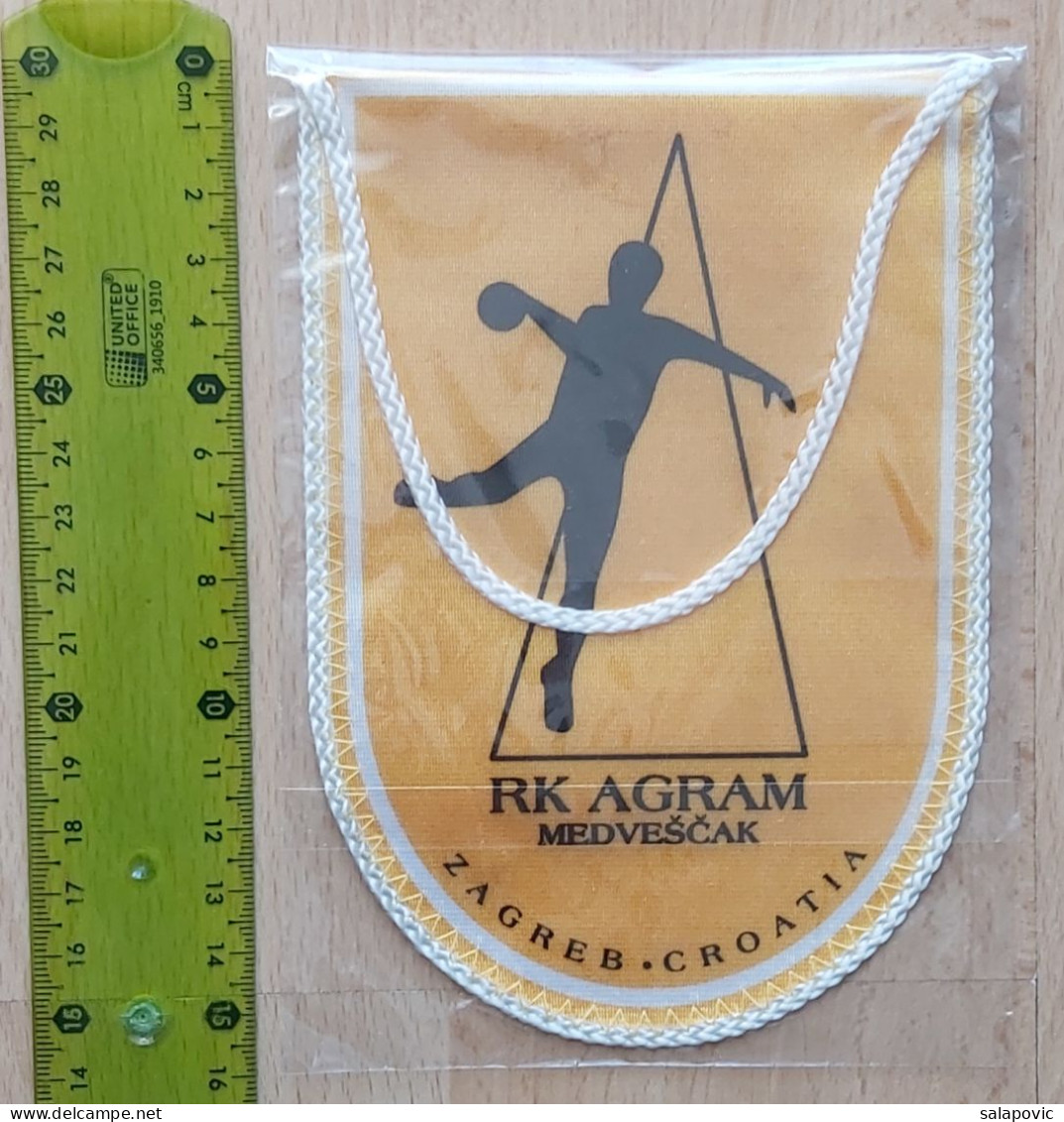 RK AGRAM - MEDVESCAK Zagreb Croatia Handball Club  PENNANT, SPORTS FLAG ZS 3/16 - Handbal