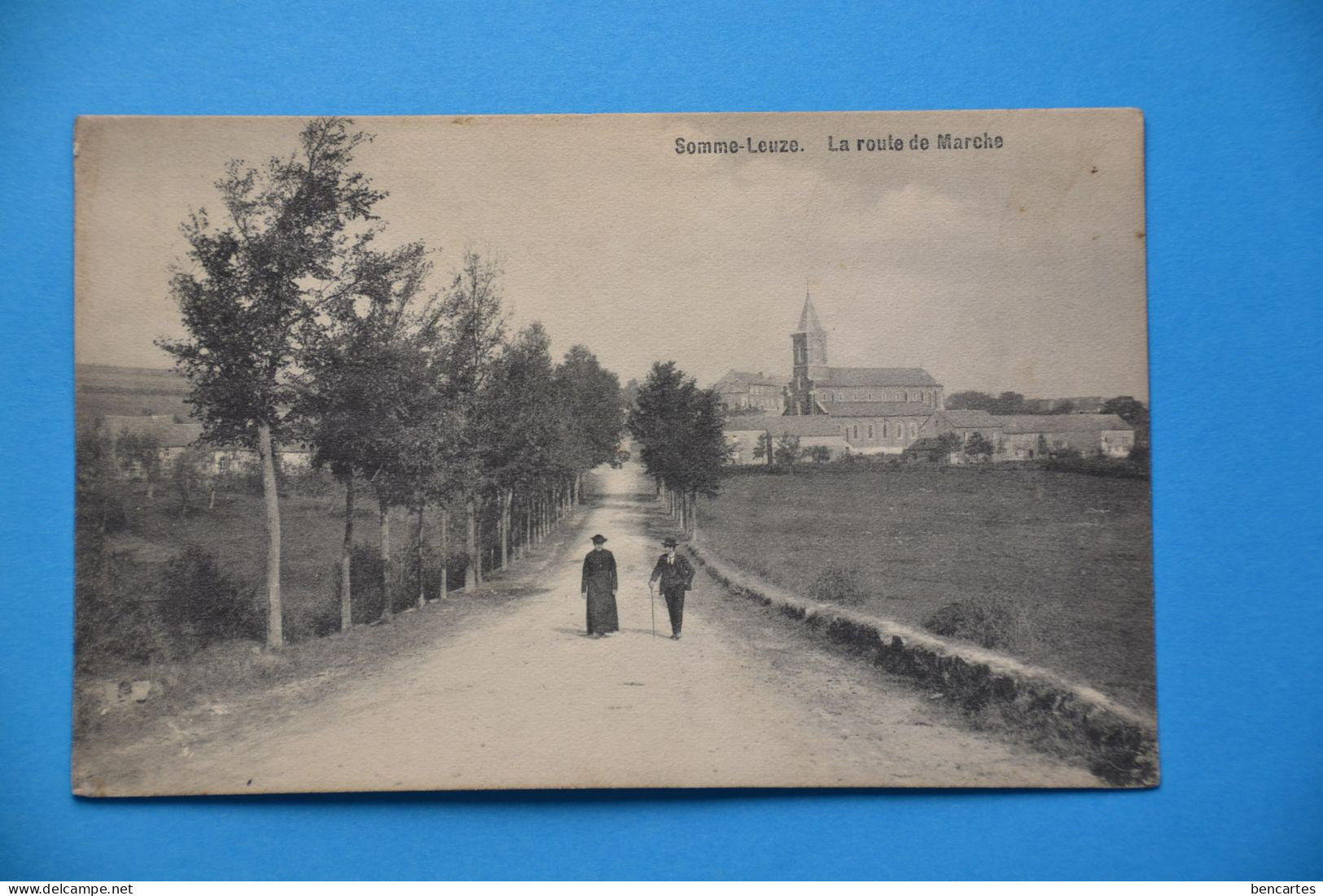 Somme-Leuze : La Route De Marche Animée Avec Piétons (prêtre) - Somme-Leuze