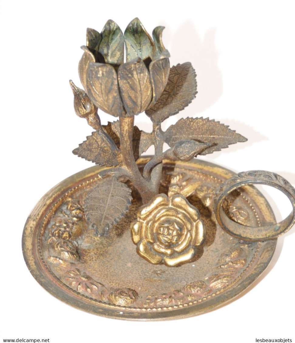 -ANCIEN PETIT BOUGEOIR A MAIN FLEUR BRONZE COLLECTION DECO BOUGIE   E - Chandeliers, Candélabres & Bougeoirs