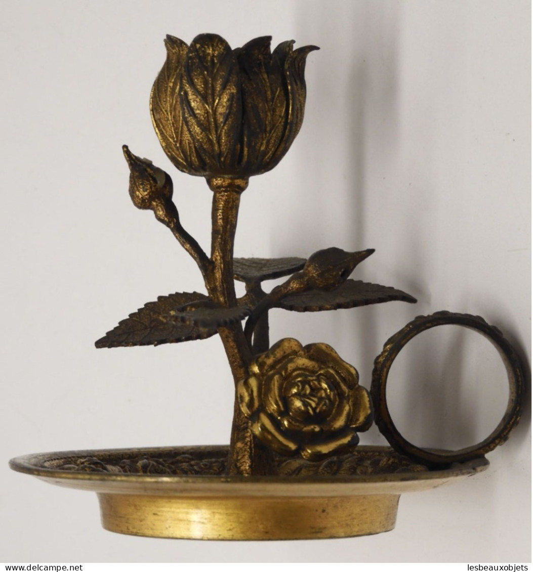 -ANCIEN PETIT BOUGEOIR A MAIN FLEUR BRONZE COLLECTION DECO BOUGIE   E