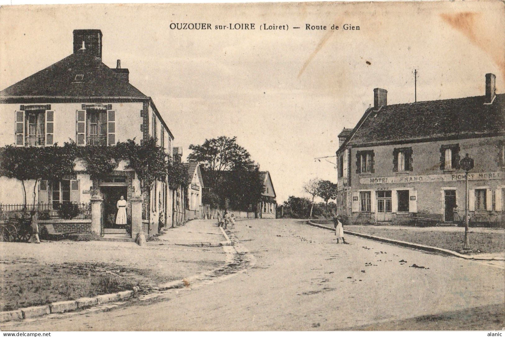 CPA-45- OUZOUER Sur LOIRE-ROUTE DE GIEN -  -CIRCULEE-   - ANIMEE-EN L'ETAT - Ouzouer Sur Loire