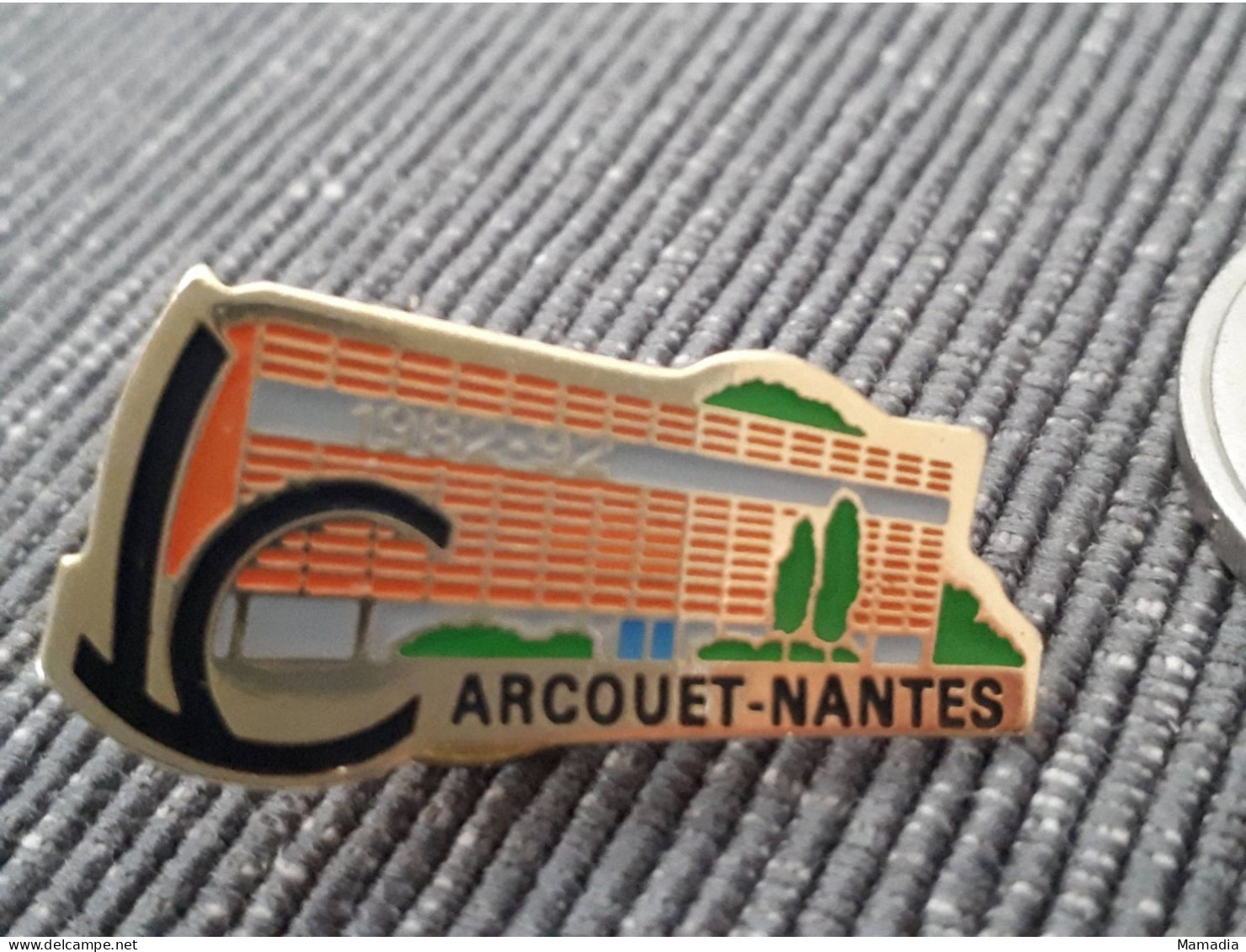 PIN'S PINS LYCEE CARCOUET NANTES 10 ANS 1982-1992 - Städte