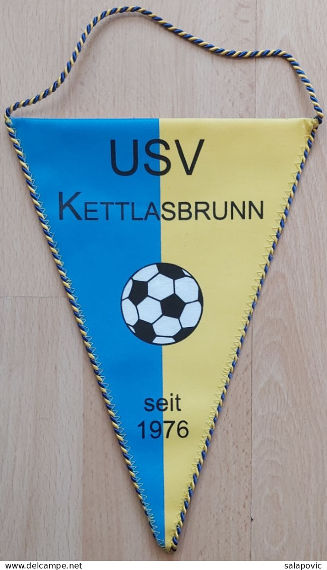 USV Kettlasbrunn Austria Football Club SOCCER, FUTBOL, CALCIO  PENNANT, SPORTS FLAG ZS 2/19 - Habillement, Souvenirs & Autres