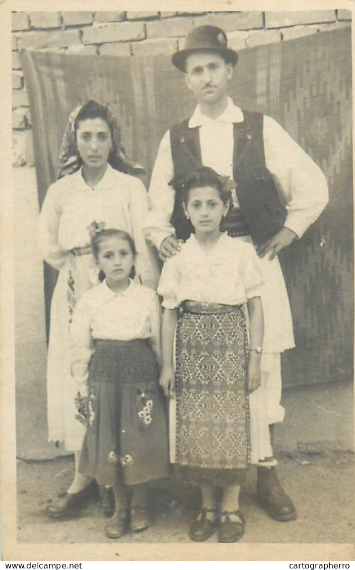 Photo Ca. 6 X 9 Cm Family Instant Photography Romanian Types Folk Costumes Dated 1955 - Etnicas