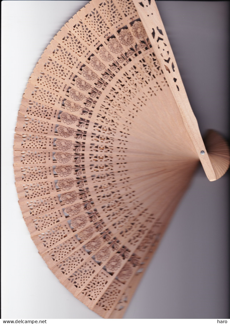 Eventail En Bois Perforé Style Dentelle ( Provenance Espagne Sous Réserve ? ) ( B330) - Fans