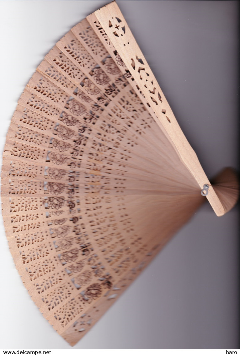 Eventail En Bois Perforé Style Dentelle ( Provenance Espagne Sous Réserve ? ) ( B330) - Fans