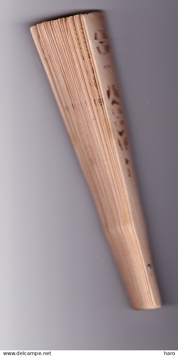 Eventail En Bois Perforé Style Dentelle ( Provenance Espagne Sous Réserve ? ) ( B330) - Eventails