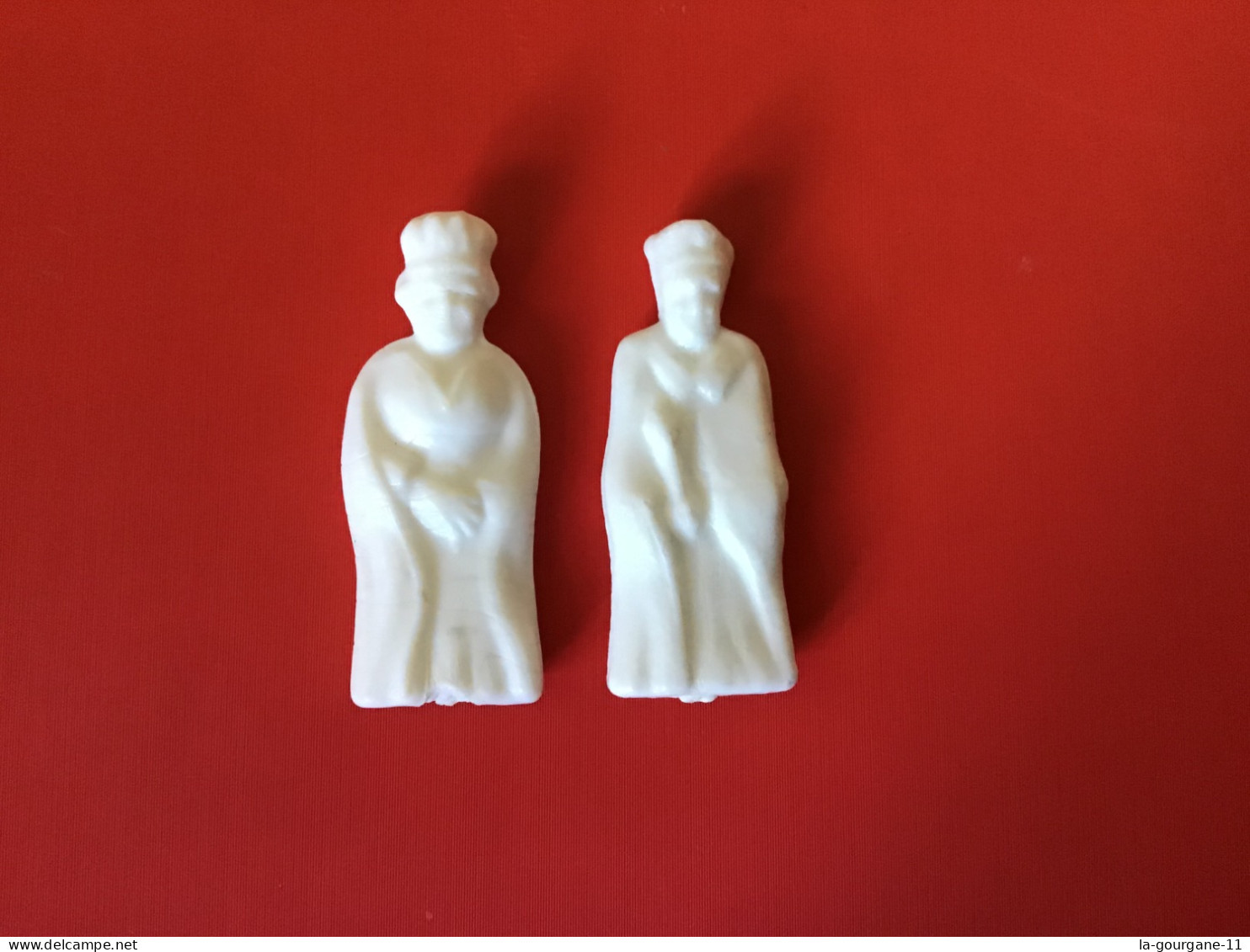 Rare Fèves Plastique REINE QUEEN ELISABETH ET SON ROI Taille Plus Petite 3 Cm - Frühe Figuren