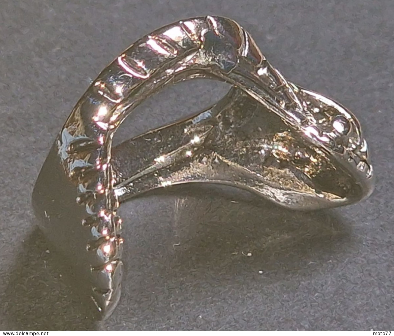 Jolie BAGUE Tête Serpent Argenté -Taille 8 -Diamètre Intérieur(pour Le Doigt): Environ 18 Mm -"neuf De Stock"- Vers 2000 - Ringe