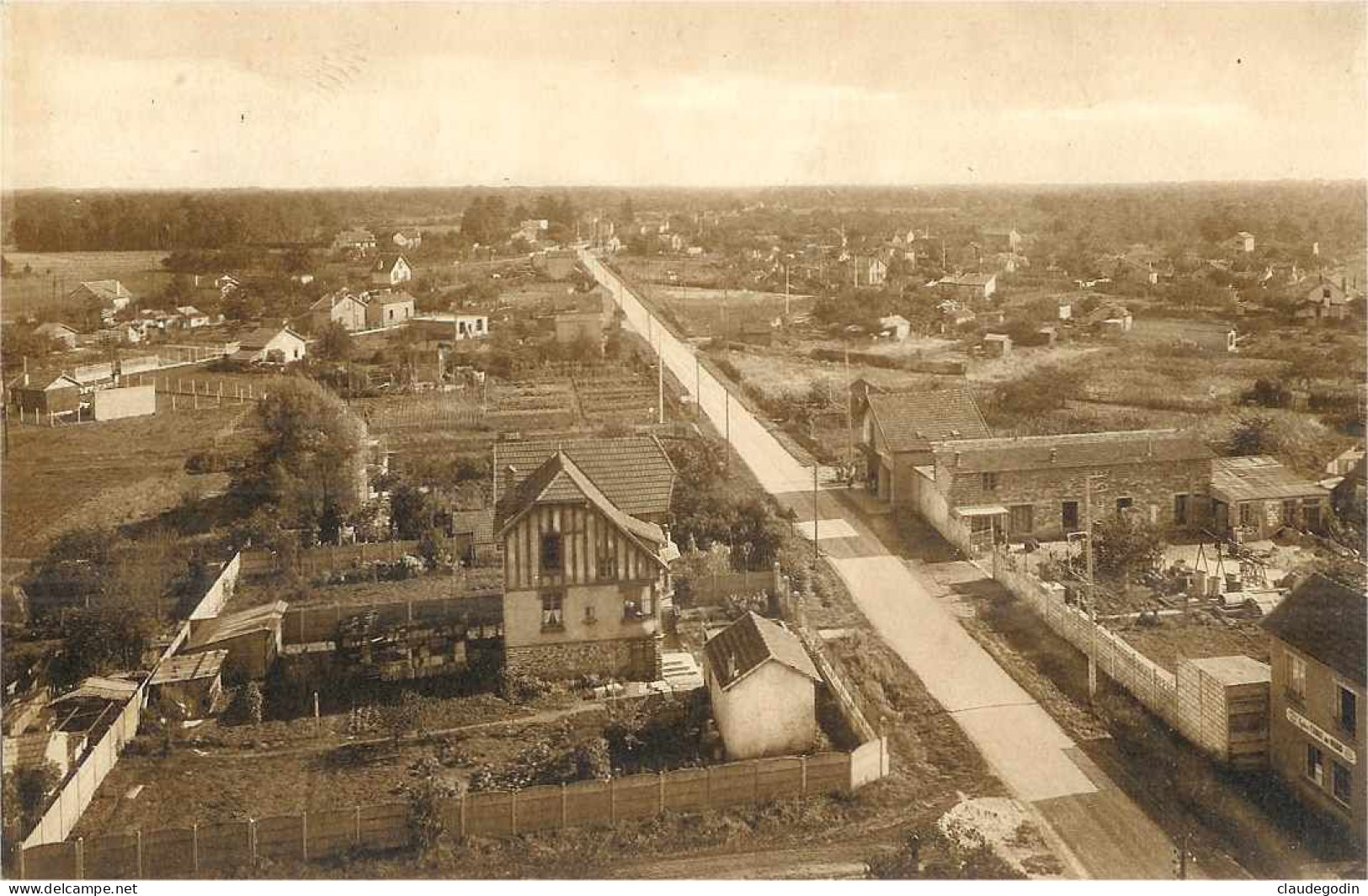 Roissy En Brie.Avenue Du Général Leclerc. CPA Timbrée, Excellent état. 2 Scans - Roissy En Brie