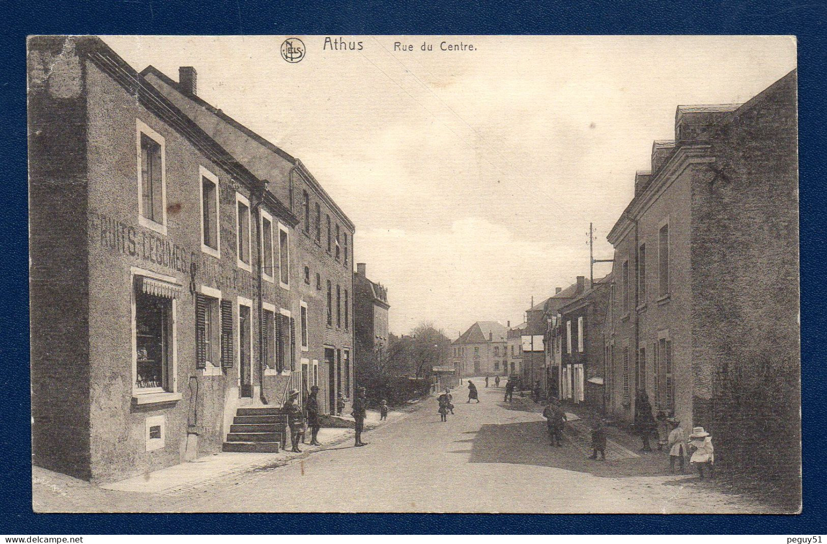 Athus (Aubange). Rue Du Centre. Passants Et Enfants. Magasin De Primeurs, Graines Et Plantes. Au Fond Café. 1922 - Aubange