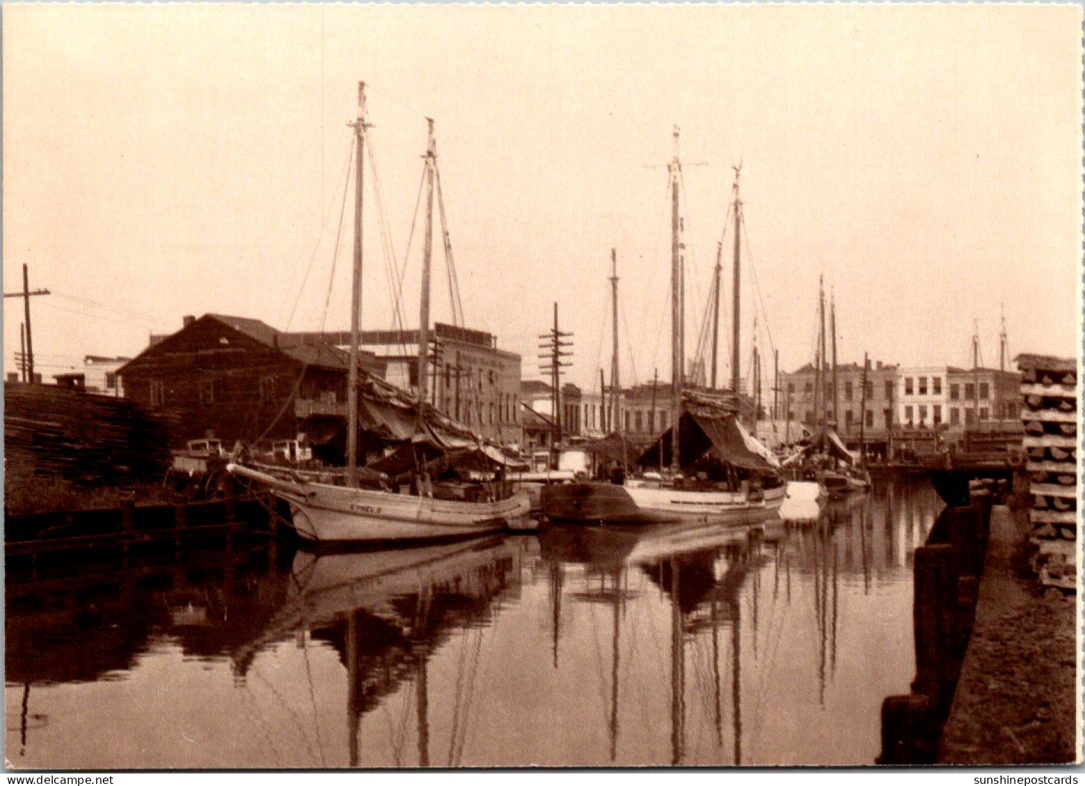 Louisiana New Orleans Luggers Carrying Food Land At Picayune Pier Circa 1895 - New Orleans