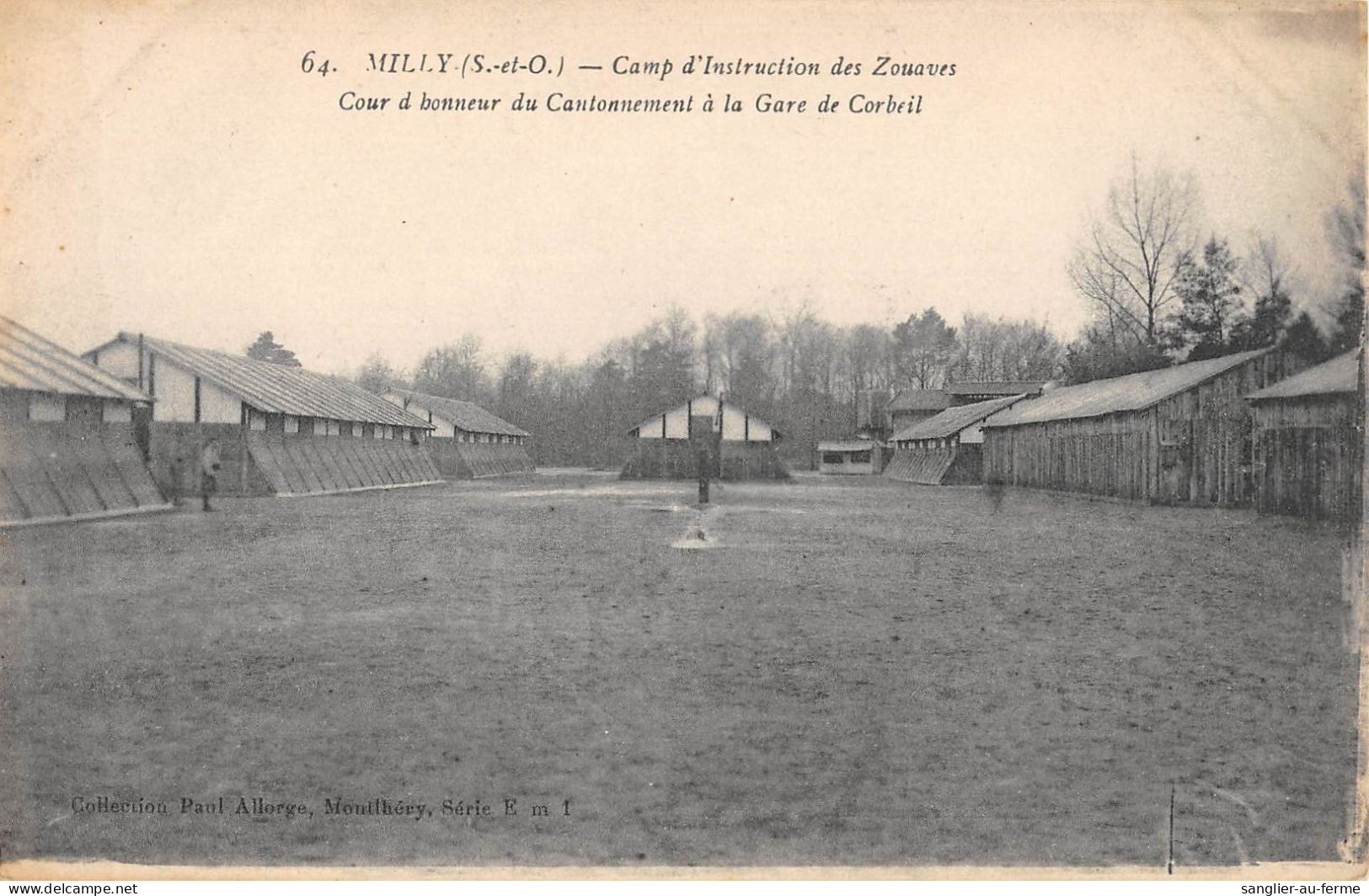 CPA 91 MILLY / CAMP D'INSTRUCTION DE ZOUAVES / COUR HONNEUR DU CANTONNEMENT A LA GARE DE CORBEIL - Milly La Foret