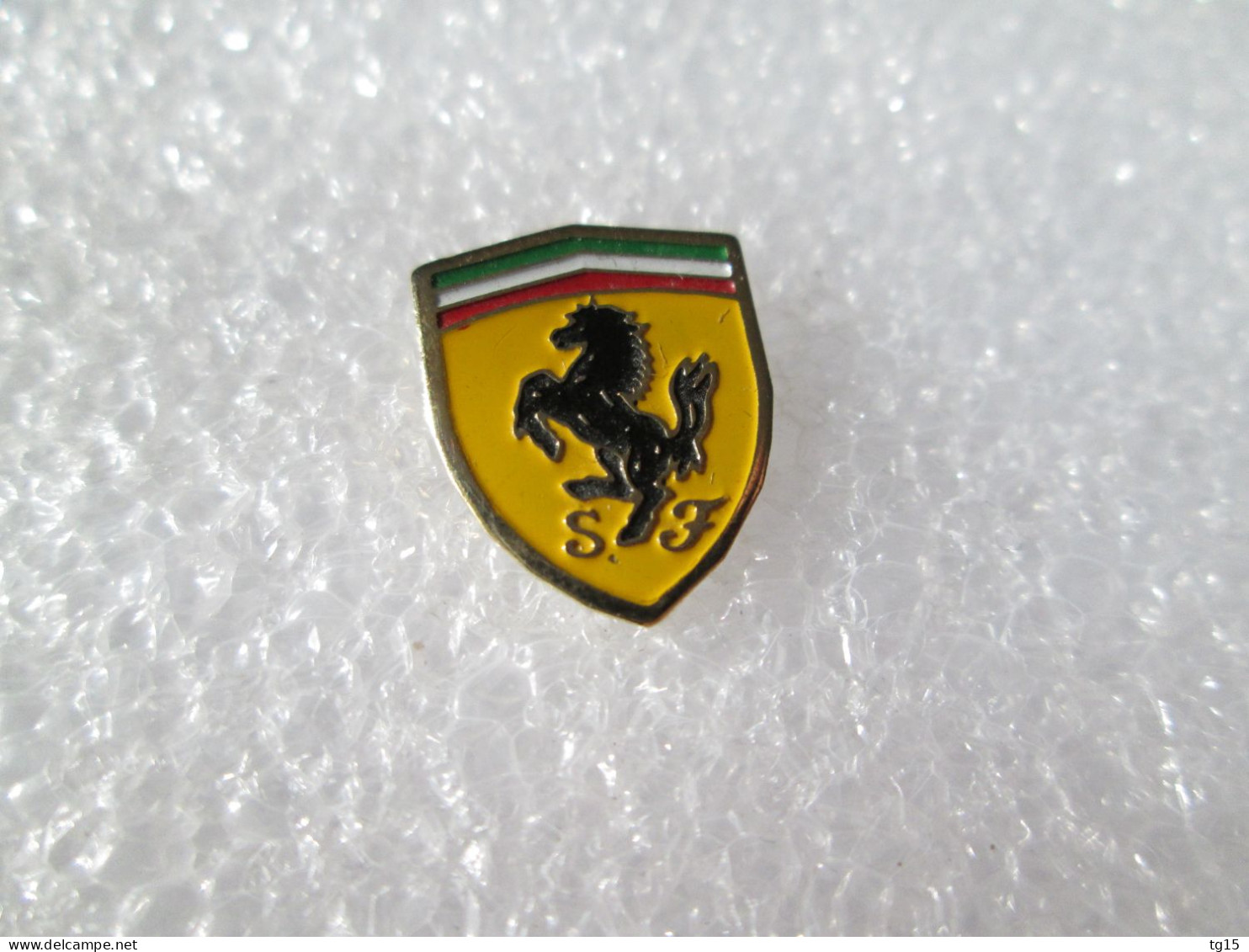 PIN'S    LOGO   FERRARI   15X12mm - Ferrari