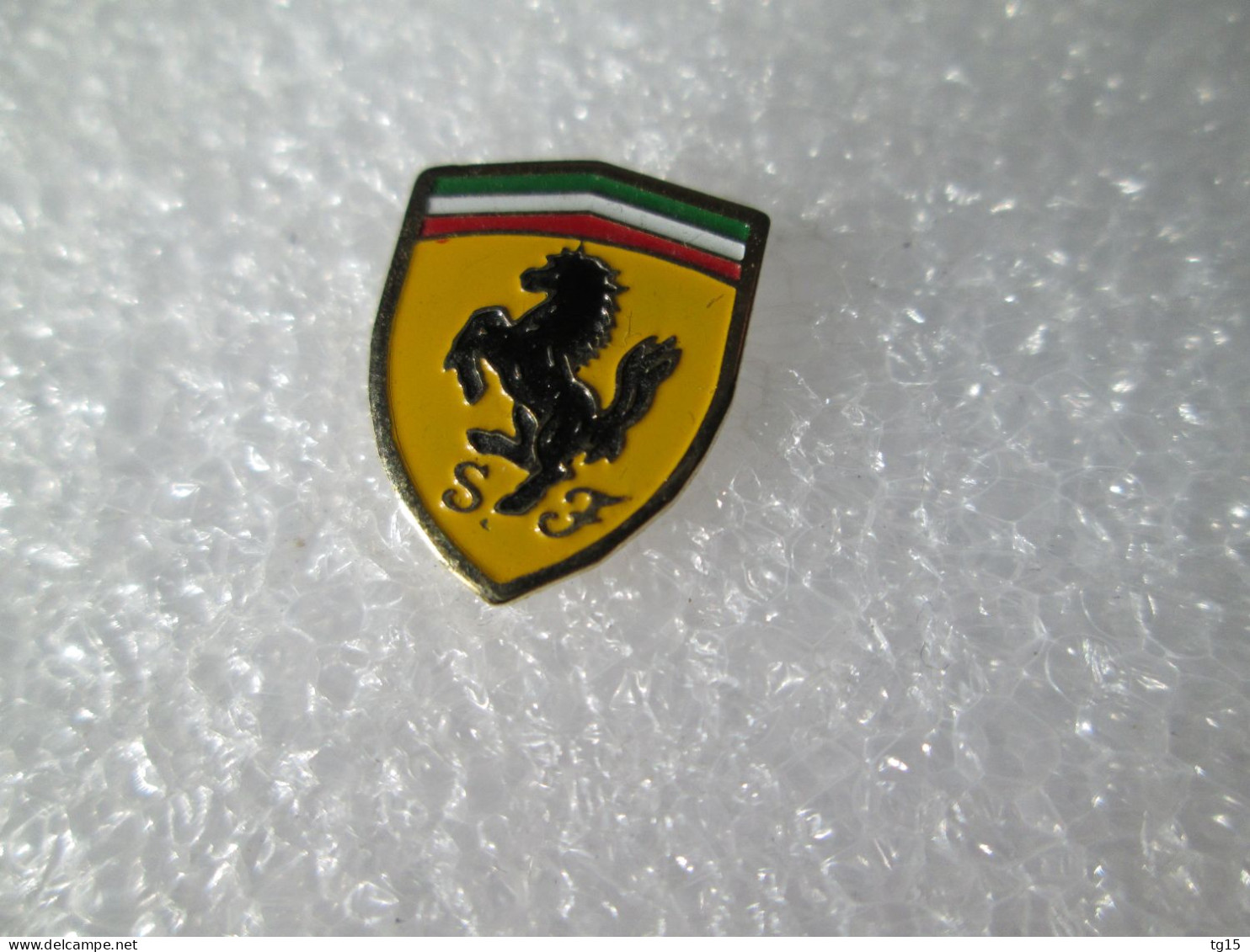 PIN'S    LOGO   FERRARI   15X12mm - Ferrari